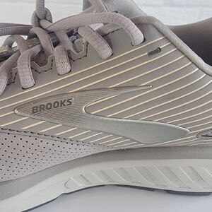 Brooks Light Gray Running Shoes New Out Of The Box Size 11.5 Wide